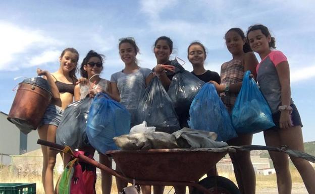 Niñas de Megeces realizan una batida de limpieza para concienciar a sus convecinos
