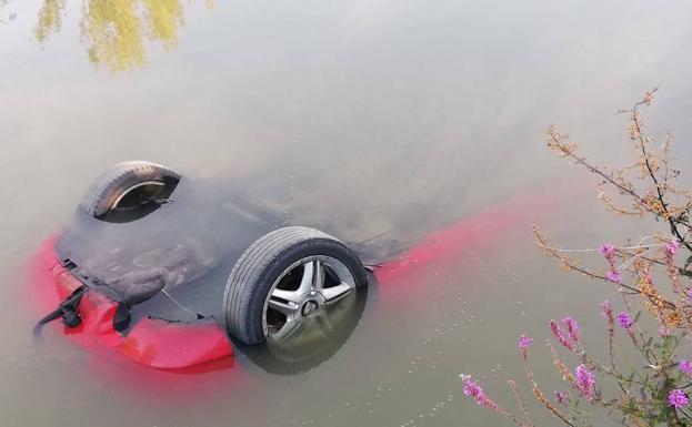 Recuperan un coche hundido en el Canal de Castilla a la altura del municipio vallisoletano de Cubillas