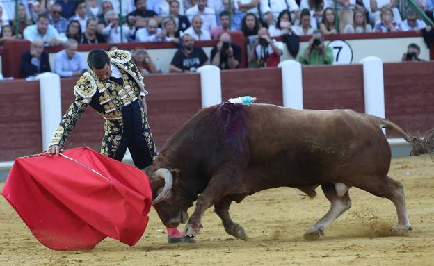 Pintan oros en una feria que falla a espadas