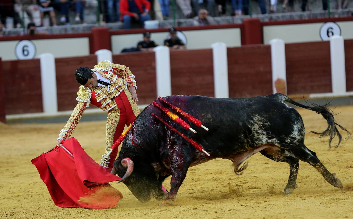 El Fandi, Perera y De Justo en la cuarta corrida de la Feria de la Virgen de San Lorenzo de Valladolid