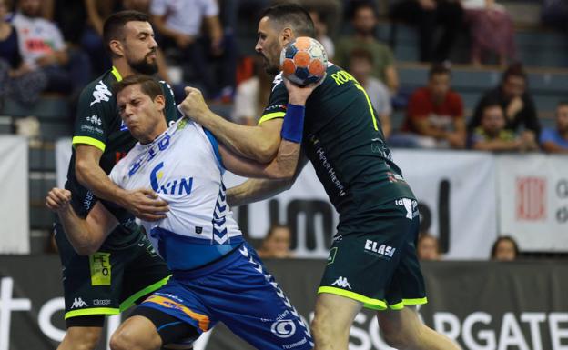 El Nava exhibe en Granollers hechuras de gradeza en su primer viaje en la élite (25-25)