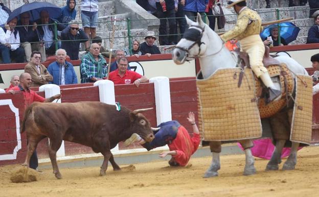 Un monosabio de 52 años sufre una aparatosa cogida en Valladolid