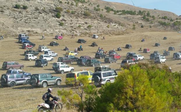 Decenas de aficionados participan en el encierro campero de Peñaflor