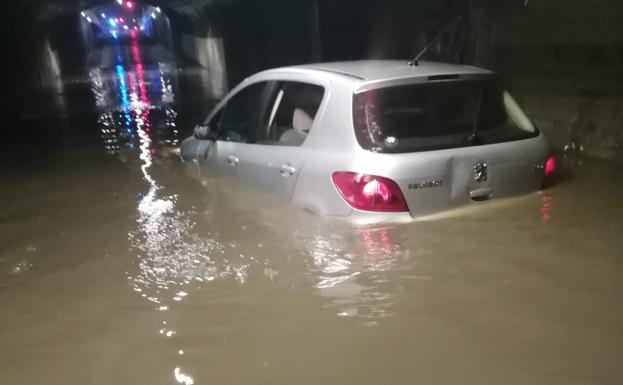 El dueño del coche atascado en el túnel de Labradores: «Cuando me di cuenta, el agua casi tapaba el vehículo»