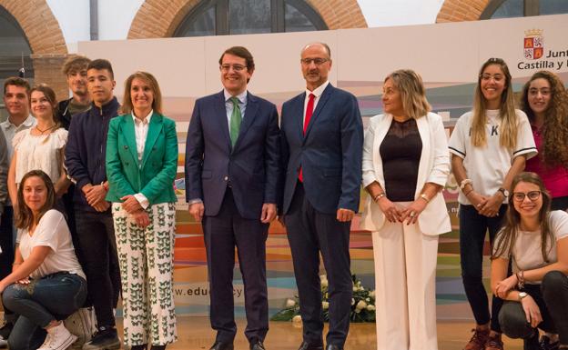 Mañueco apuesta por reforzar los elementos de éxito en la enseñanza para seguir «a la cabeza»