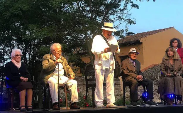 Poetas y público comparten versos en el Festival Pan Duro de Brieva