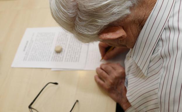 La atención de una persona con alzhéimer le cuesta a la familia 35.000 euros al año