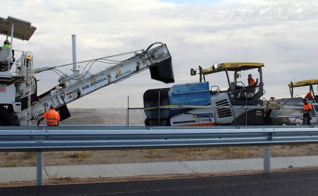 El asfaltado anuncia el final de las obras de la SG-20 en el tramo de siete kilómetros en sentido Ávila