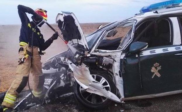 Dos guardias de Tráfico y una conductora heridos graves en una colisión en la N-601, en Villanubla