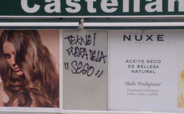 Pintadas en contra del grupo que quiere invertir en la Segoviana en su sede de Madrid