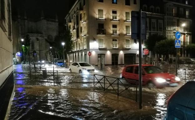 La tormenta en las redes: la Valladolid veneciana, rayos y los repartidores de comida a domicilio