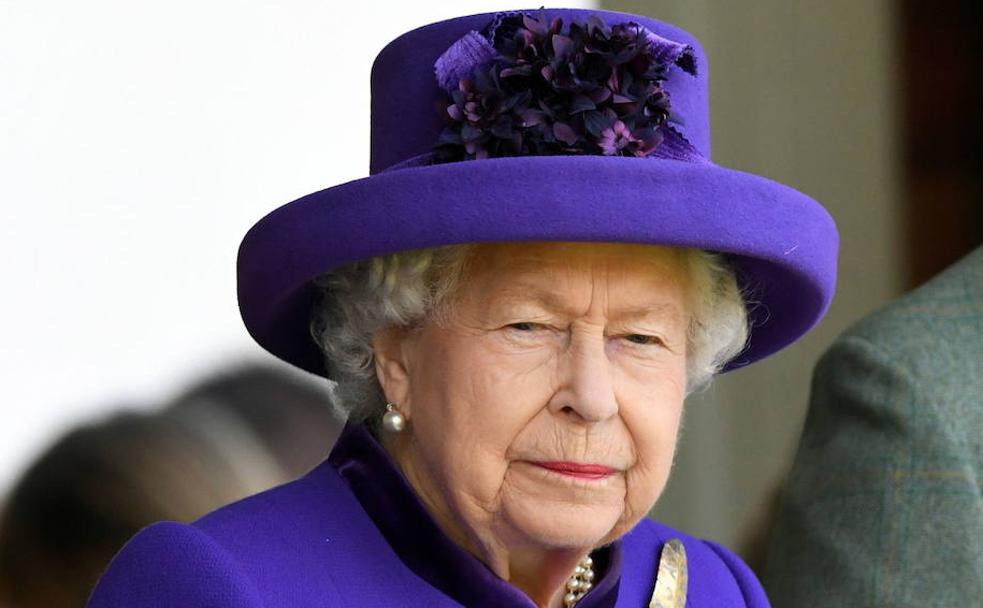 Un operario ordena a Isabel II que le traiga una taza de té