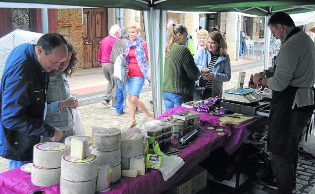 Villalón desafía a la lluvia en una concurrida cita con el buen queso