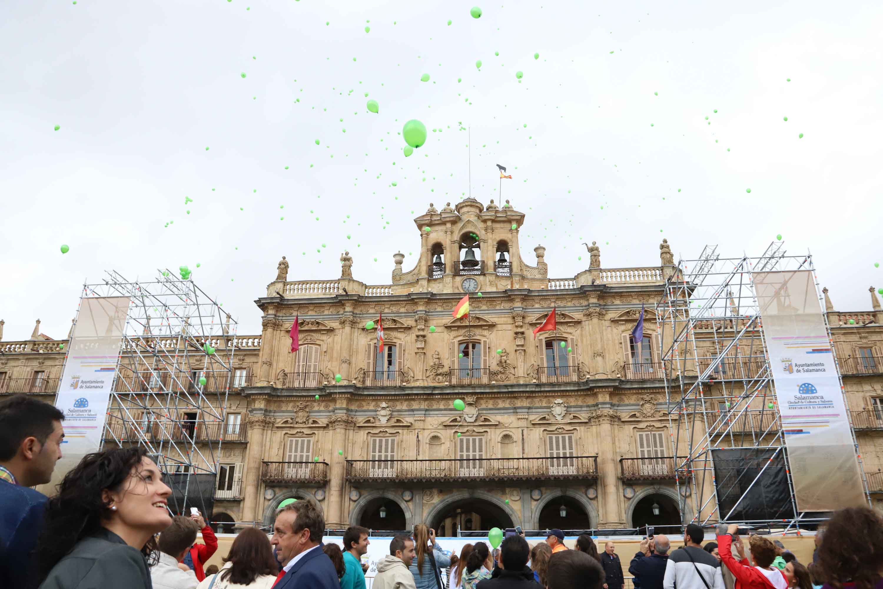 Suelta de globos con motivo del Día Mundial del Alzheimer en Salamanca