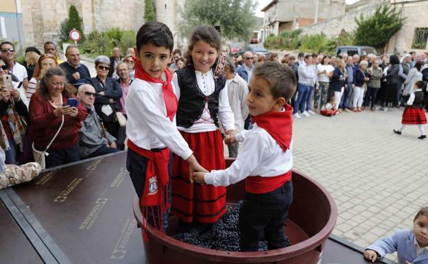 Los niños protagonizan el pisado de uva en Curiel de Duero