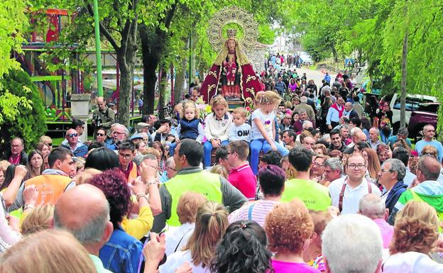 Cientos de fieles acompañan a la Virgen del Henar en su romería