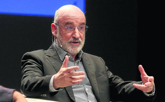 Fernando Aramburu: «Un español nace y parece obligado a elegir un bando u otro»