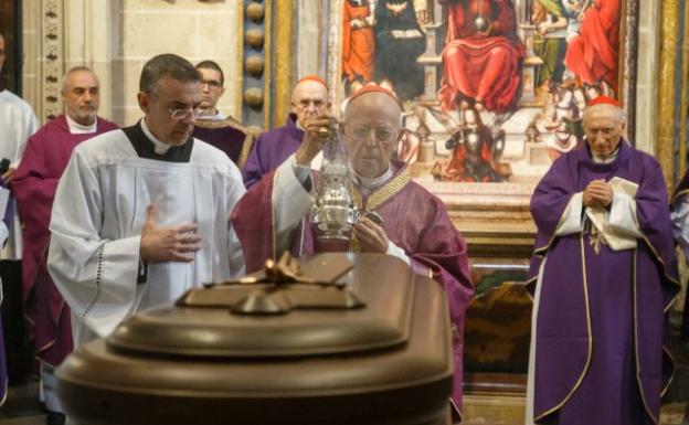 Multitudinaria despedida al obispo de Zamora, tras su fallecimiento por un cáncer «agresivo»