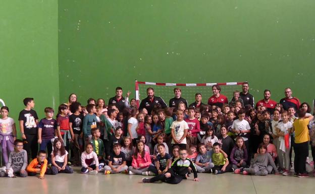 300 escolares disfrutan del balonmano en Palazuelos