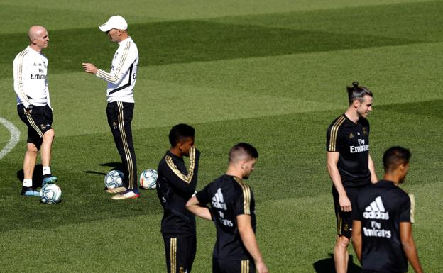 Zidane reconoce estar «molesto» por las lesiones y mira al intenso calendario