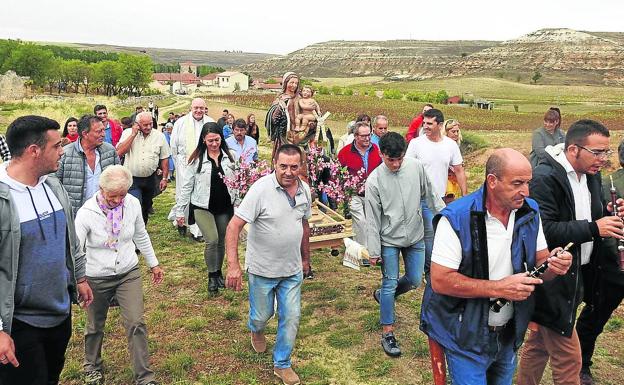 Los vecinos de Valles de Fuentidueña honran a la Virgen de los Olmos