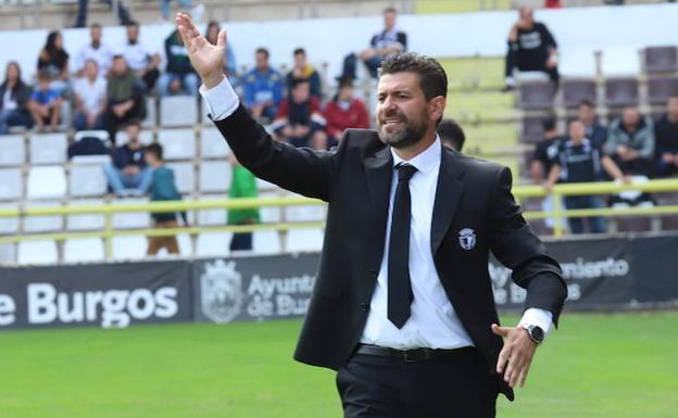 Los dirigentes del Burgos CF dan una nueva oportunidad a Estévez ante el Salamanca CF UDS