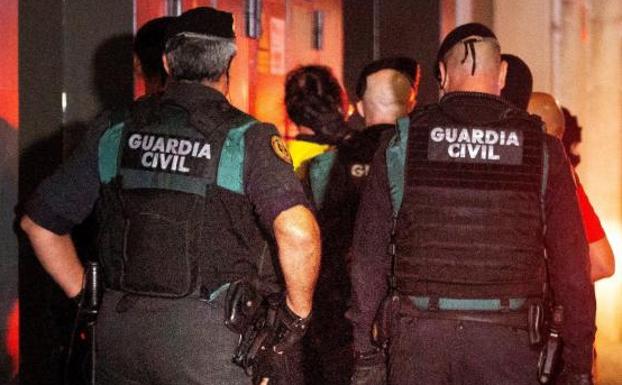 El juez acusa a los siete CDR encarcelados de integrar un «grupo terrorista»