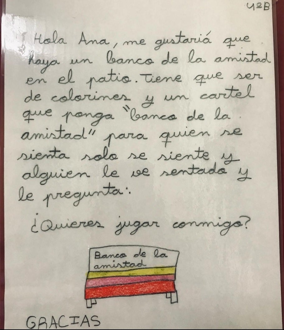 Una niña del Fernando de Rojas propone un banco de la amistad para el cole y la inciativa se hace viral en las redes