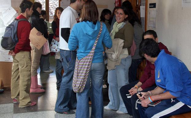 La UVA convoca 35 becas de investigación dotadas con 1.000 euros