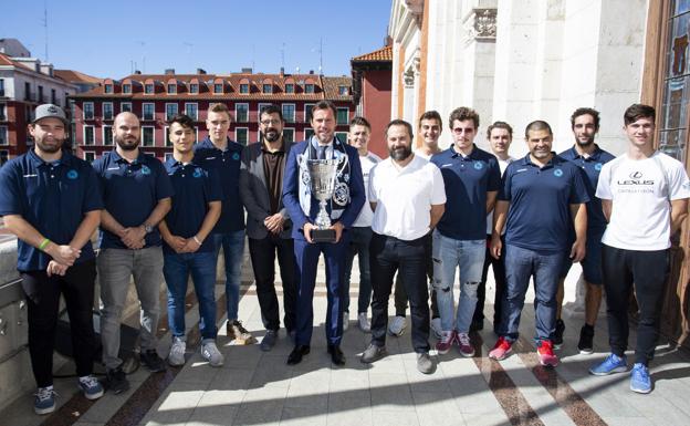 La plantilla del CPLV Valladolid lleva la Supercopa al ayuntamiento