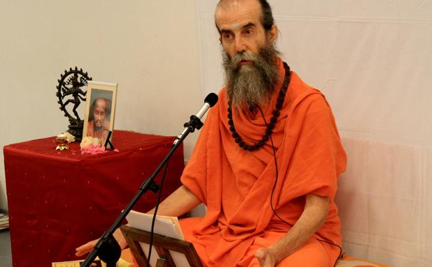 «En todos los campos hay charlatanes, pero el maestro vive el yoga en todas las acciones»