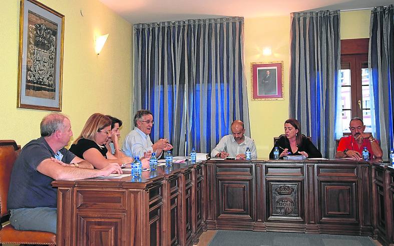 El Pleno de Velilla vuelve a chocar por las contrataciones y el cumplimiento de la ley