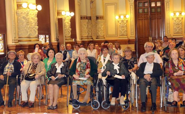 Valladolid rinde homenaje a los 140 vecinos de la capital que han cumplido cien años