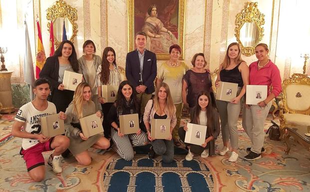 El alcalde y las damas de las fiestas de Segovia reciben las fotos de los festejos