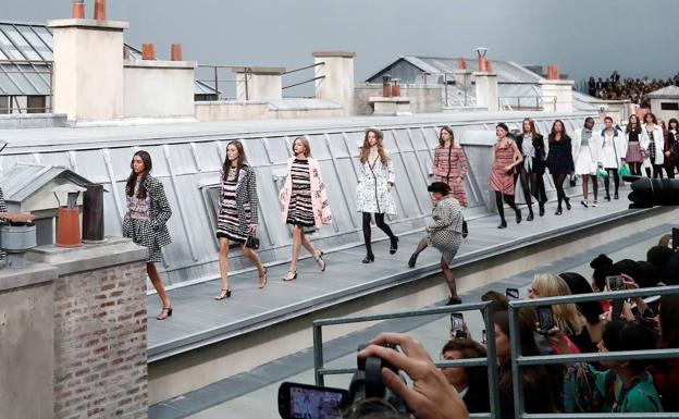 Gigi Hadid saca de la pasarela de Chanel a una espontánea