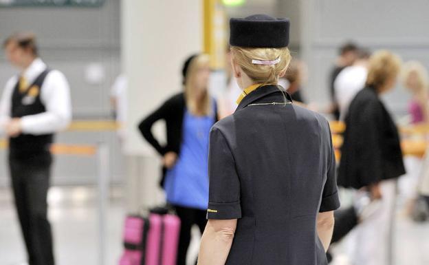 Una azafata revela por qué no hay que pedir nunca café ni té a bordo de un avión
