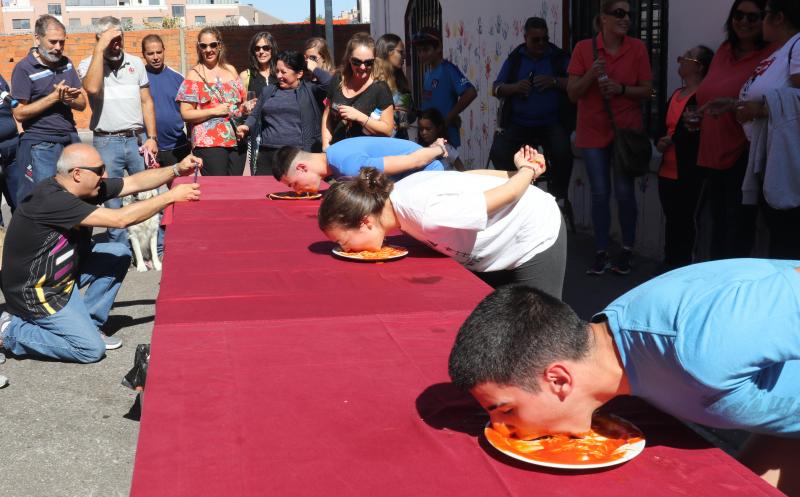 Concurso de comer sin manos en el barrio de Pilarica (Valladolid)