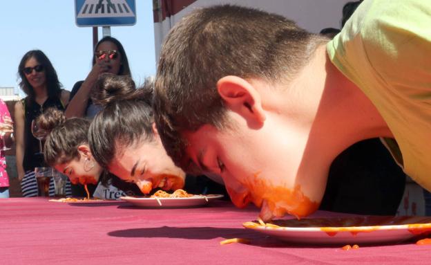 Pilarica celebra un concurso para elegir a la persona que come más espaguetis sin las manos