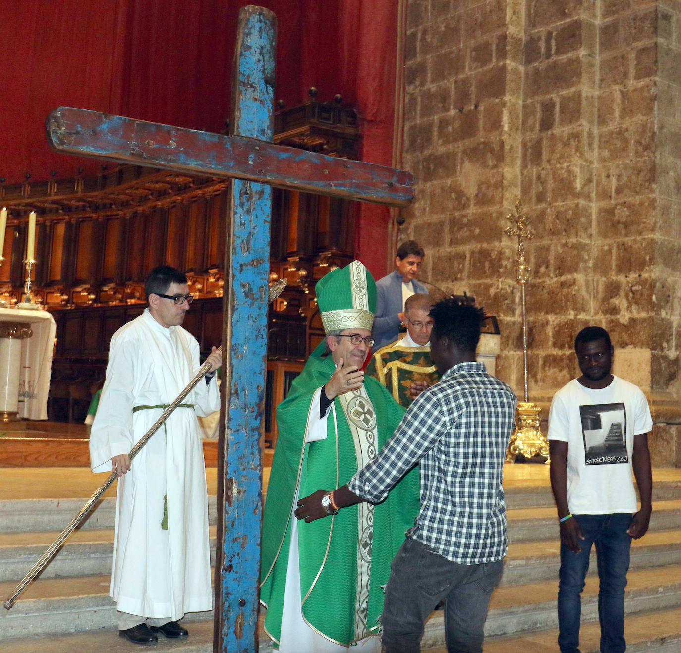 Las imágenes de la llegada de la Cruz de Lampedusa a Valladolid