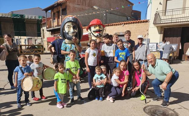 La feria y los cabezudos abren las fiestas del Rosario en El Maíllo