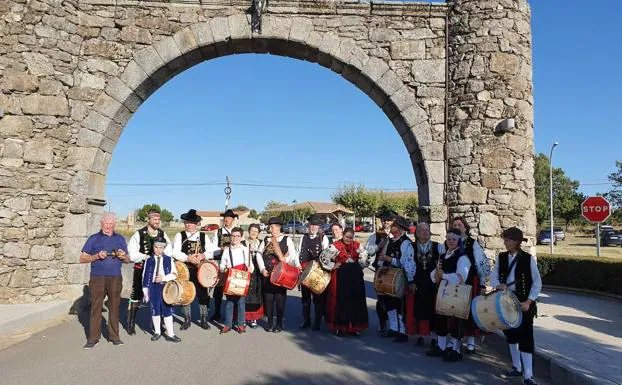 Un festival folclórico pone el broche de oro a las fiestas en San Miguel de Valero