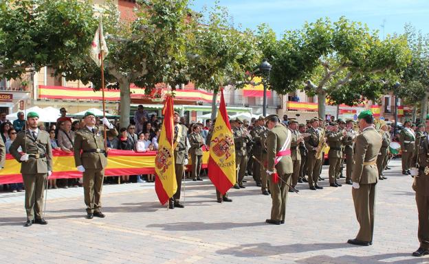 Jura de bandera para civiles en la plaza de España de Nava del Rey