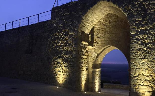 Urueña ilumina la Puerta de la Villa para realzar su patrimonio