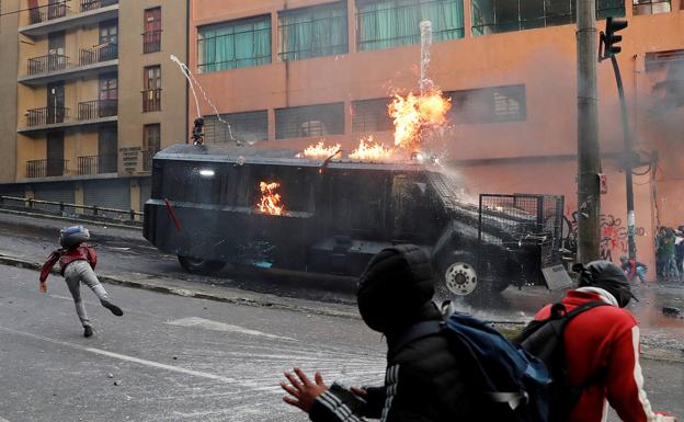 Manifestantes indígenas toman la Asamblea Nacional de Ecuador al grito de «¡fuera Moreno!»