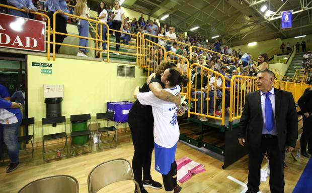 El CB Avenida rinde tributo a Erika de Souza con una cómoda victoria ante Bembibre (87-50)