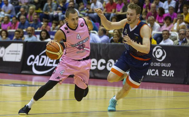 El Carramimbre gana y guarda la ropa