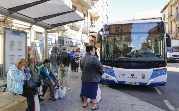 El nuevo contrato del autobús de Salamanca deberá asumir la reordenación propuesta por el tejido social