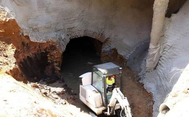 Obras realiza controles de ratas y de cucarachas y trata de reducir los malos olores en el socavón de San Millán