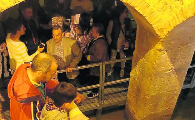 Cientos de visitantes indagan en el subsuelo de Villalón con la visita a varias bodegas