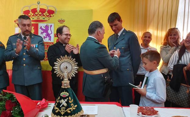 Condecoración y pedida de matrimonio en la celebración de la patrona de la Guardia Civil en La Alberca